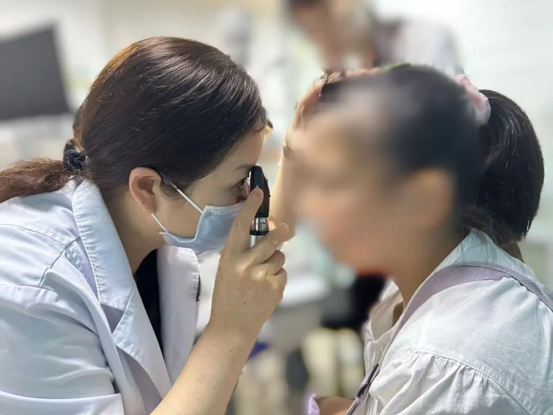 潘美华院长为孩子检查视力