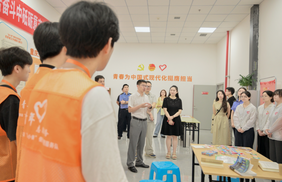重庆华厦眼科医院慰问重庆东站“站小青”志愿者，致敬青春力量