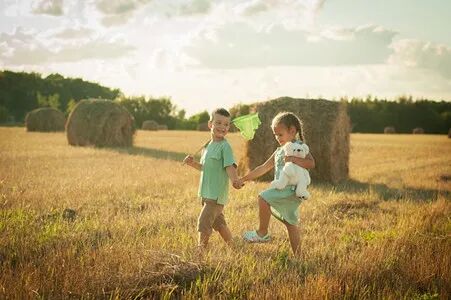 pixabay-小孩在户外活动