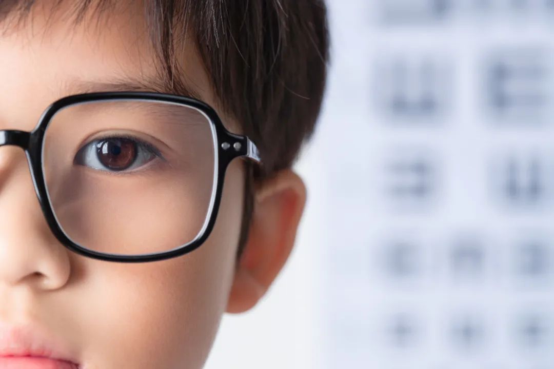 小孩戴眼镜