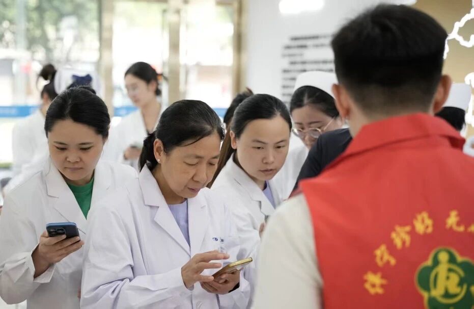 以爱为引 向光而行 | 南京华厦眼科全员助力“伴您珍好，无碍就医”公益行动