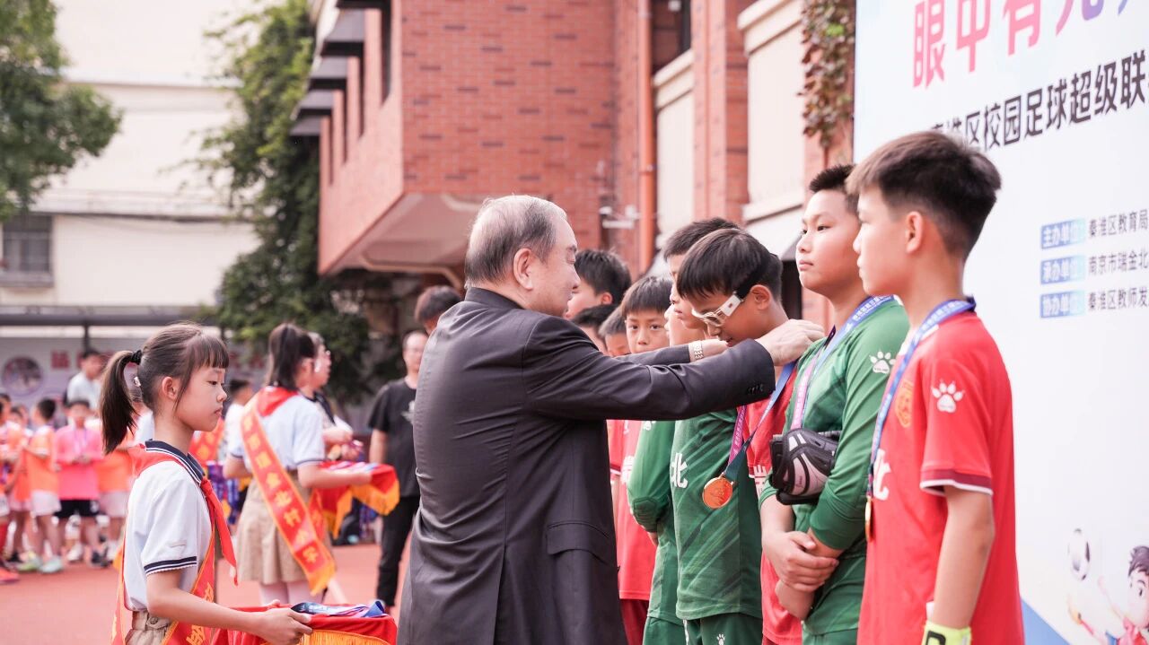 与会领导为获奖队伍及个人颁发奖项