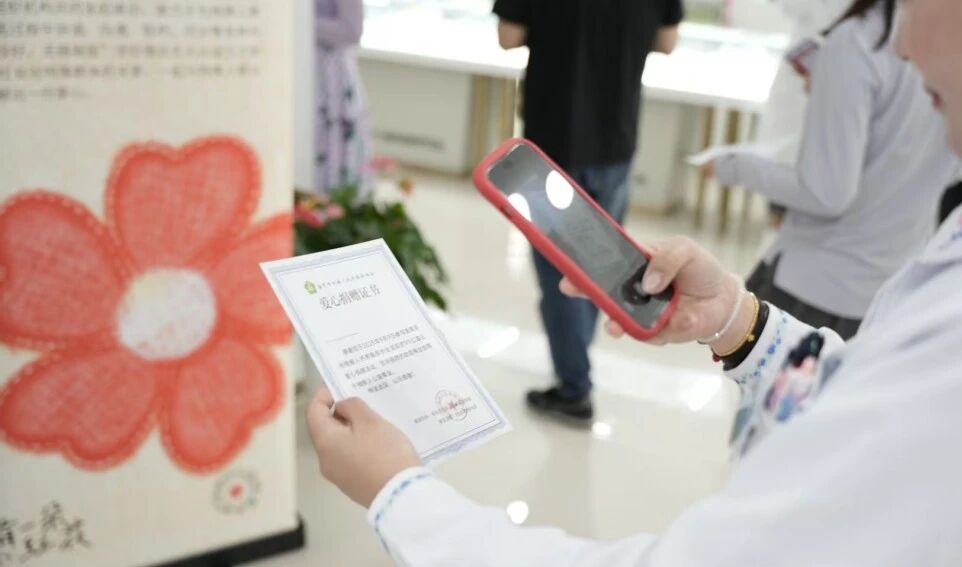 以爱为引 向光而行 | 南京华厦眼科全员助力“伴您珍好，无碍就医”公益行动