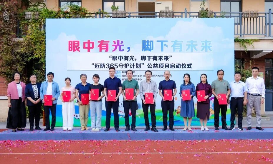 共同为专家们颁发项目讲师团荣誉证书