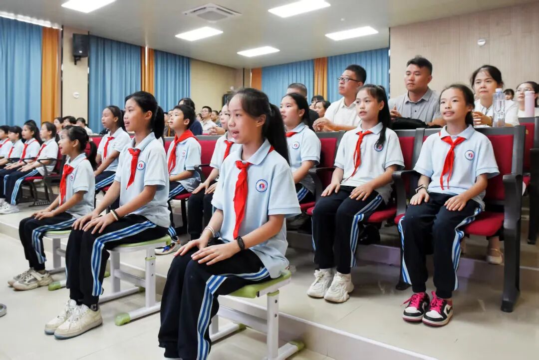 献唱近视防控主题曲《光明的未来》