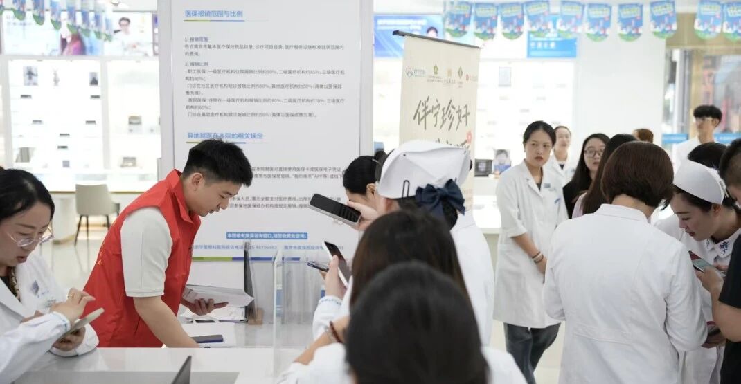 以爱为引 向光而行 | 南京华厦眼科全员助力“伴您珍好，无碍就医”公益行动