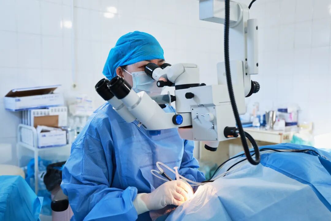 胡颖峰副主任医师为当地患者完成白内障手术