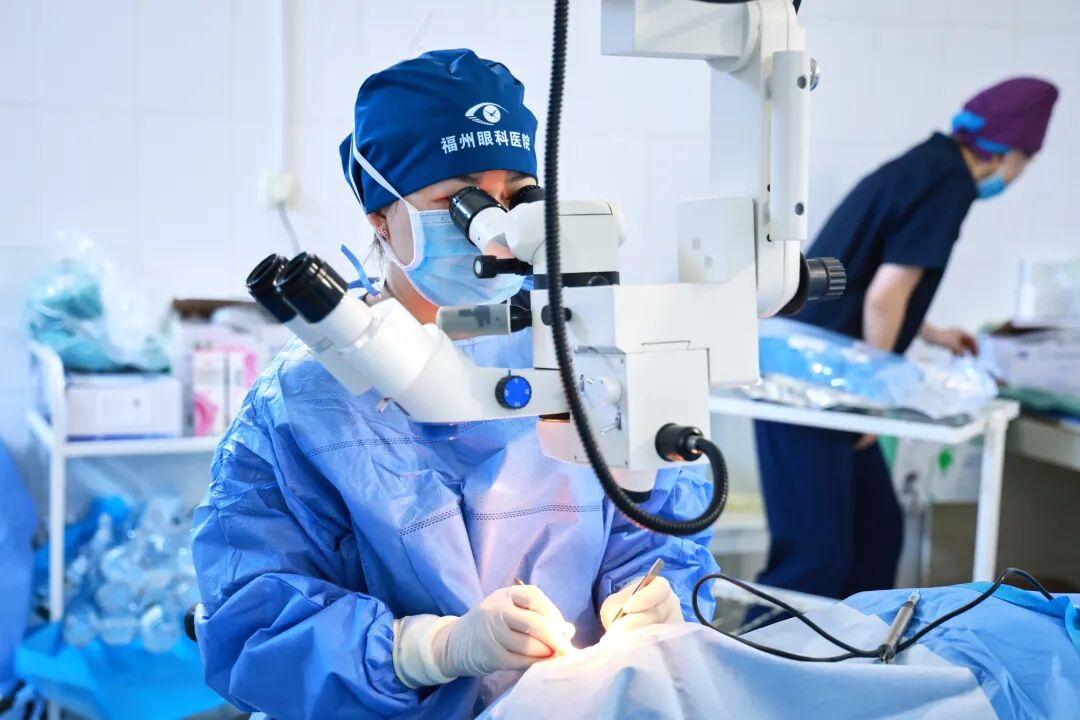 胡颖峰副主任医师为当地患者完成白内障手术