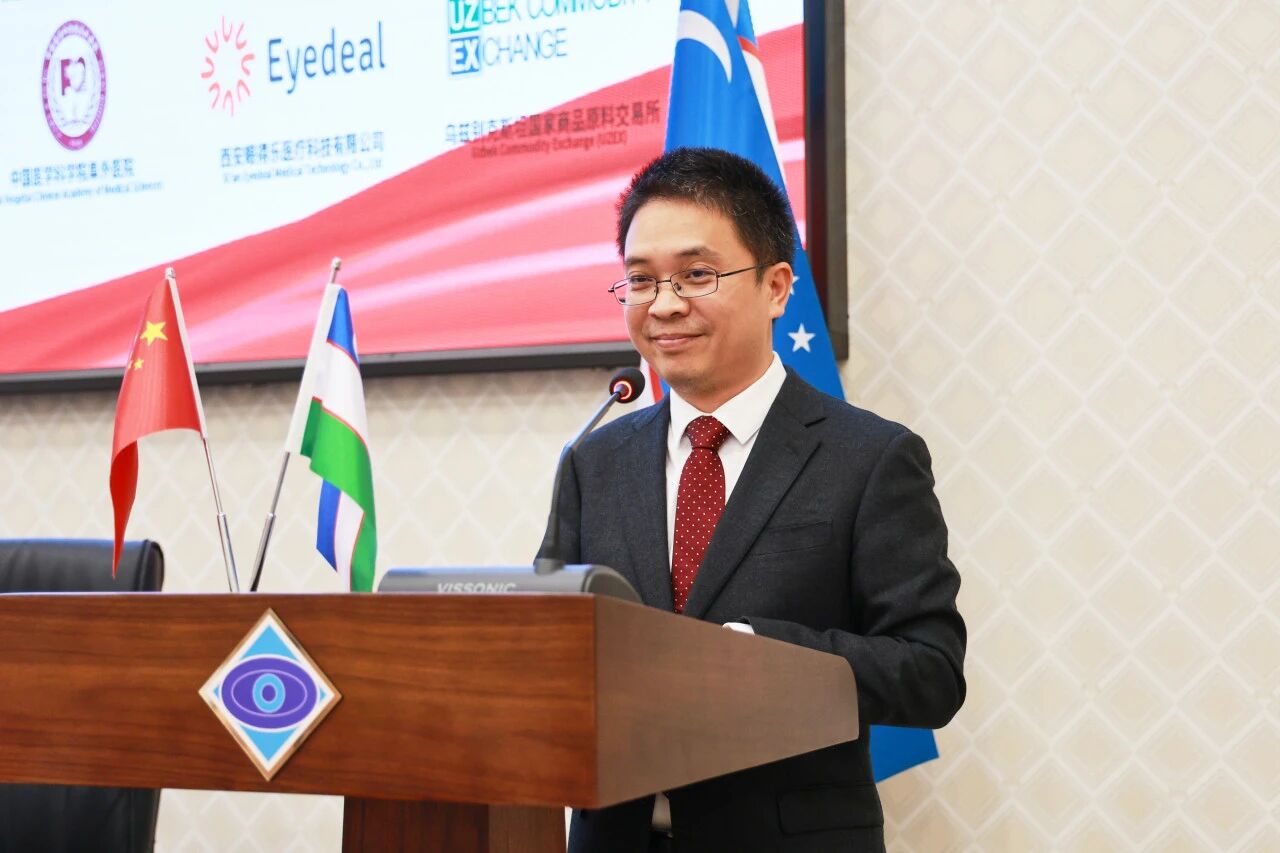 中国华侨公益基金会秘书长郑晓辉在致辞