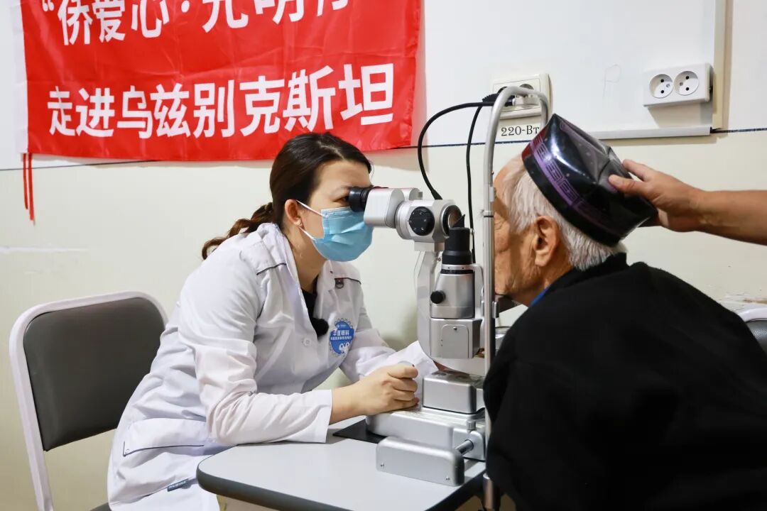 胡颖峰副主任医师为当地患者完成白内障手术