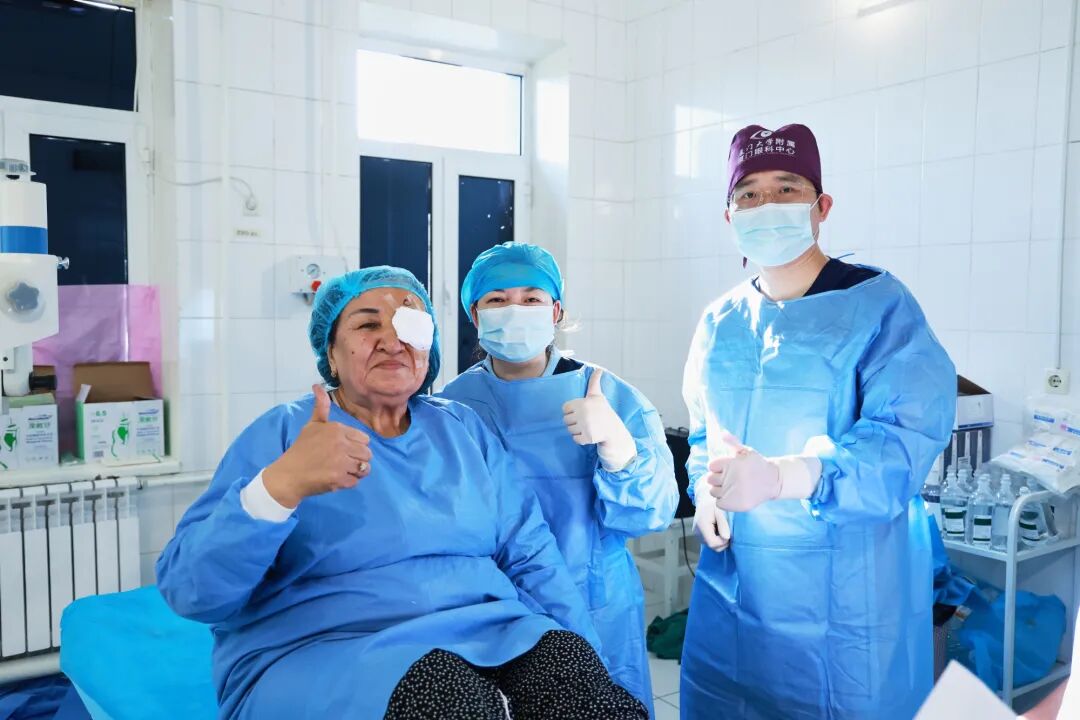 胡颖峰副主任医师为当地患者完成白内障手术