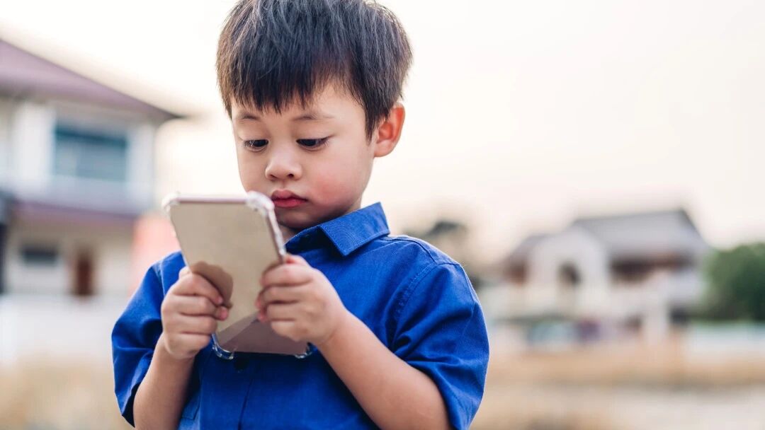 看手机的儿童-pixabay