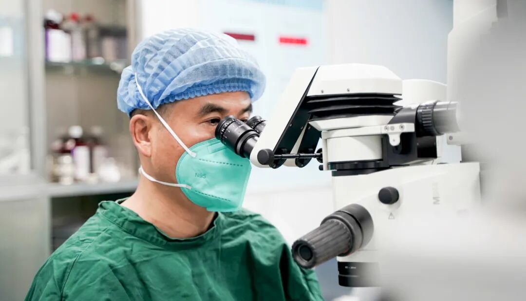 安晓巨教授完成重庆华厦眼科「首例」Clareon PanOptix三焦点人工晶状体植入手术，引领三焦点晶体手术新纪元