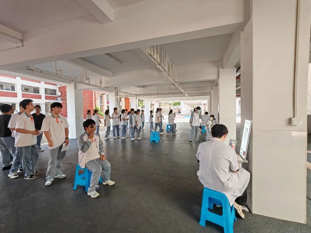 近视防控月系列活动丨漳州华厦眼科医院开启“华厦近防365”走进漳州八中实践新篇章