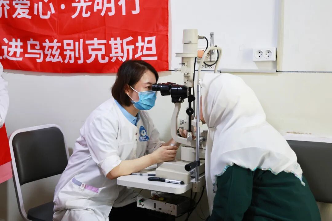 惠娜医生为患者进行术前检查