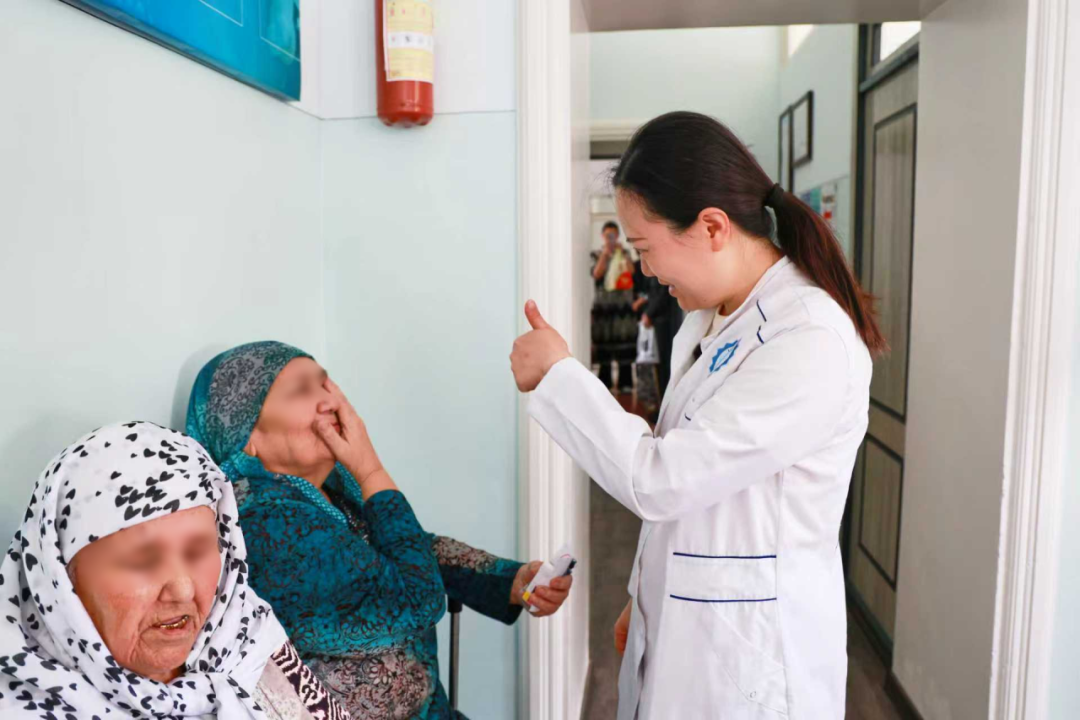 白静医生为患者进行术后复查，视力恢复良好