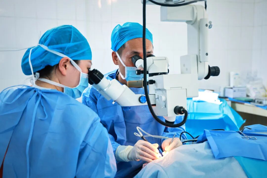 王乐副院长为患者进行手术