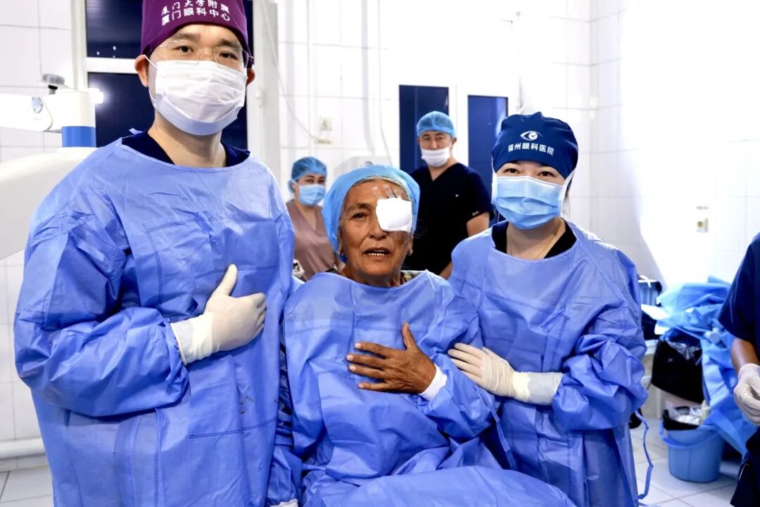 李海波博士后与胡颖峰医生顺利完成手术