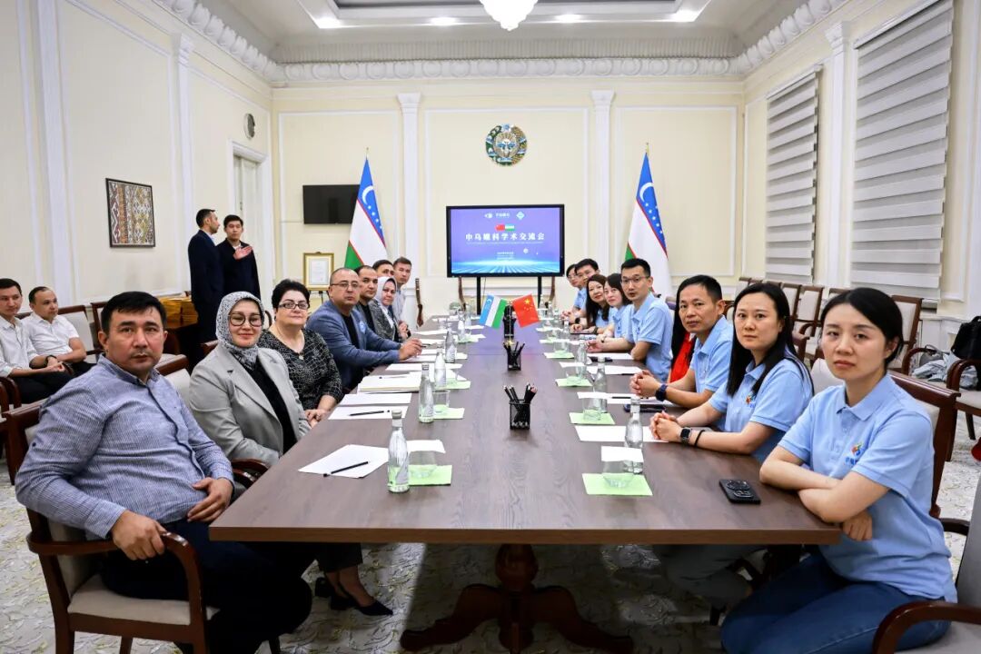 华厦眼科国际医疗队与浩罕市眼科医生进行学术交流