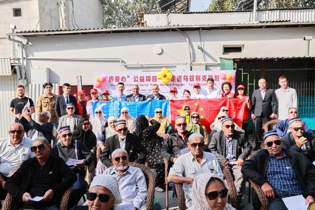 最后一排中间男士为总统顾问海里丁  左边为浩罕市市长乌斯马诺夫