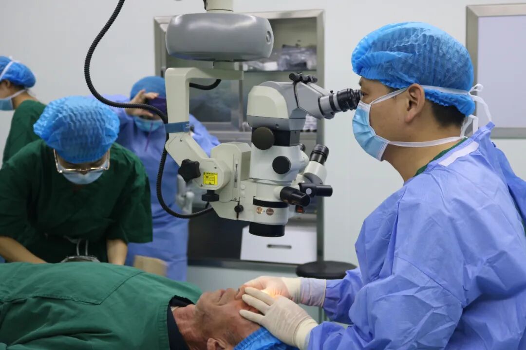 另一组迅速进入手术环境