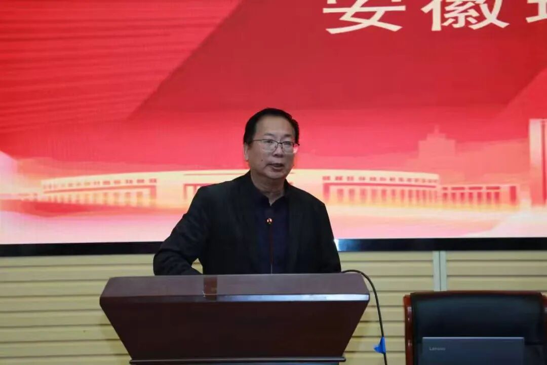 安徽理工大学附属眼科医院总经理侯逸松作为捐赠企业代表致辞