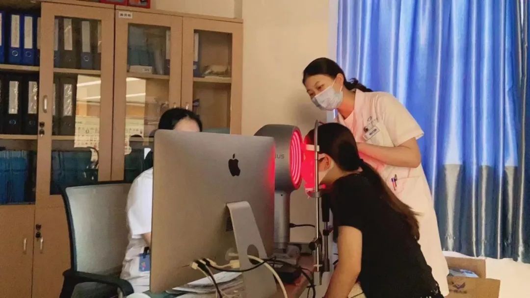 佛山华厦眼科|那些常年戴隐形眼镜的人，后来都怎么样了？5个伤害很难避免