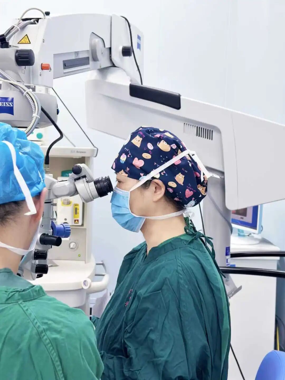 潘美华院长带领团队经历了2个多小时的精细操作,成功完成了这台高难度手术过程中