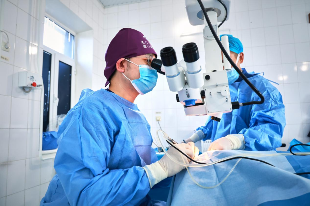 △李海波博士后为当地居民手术