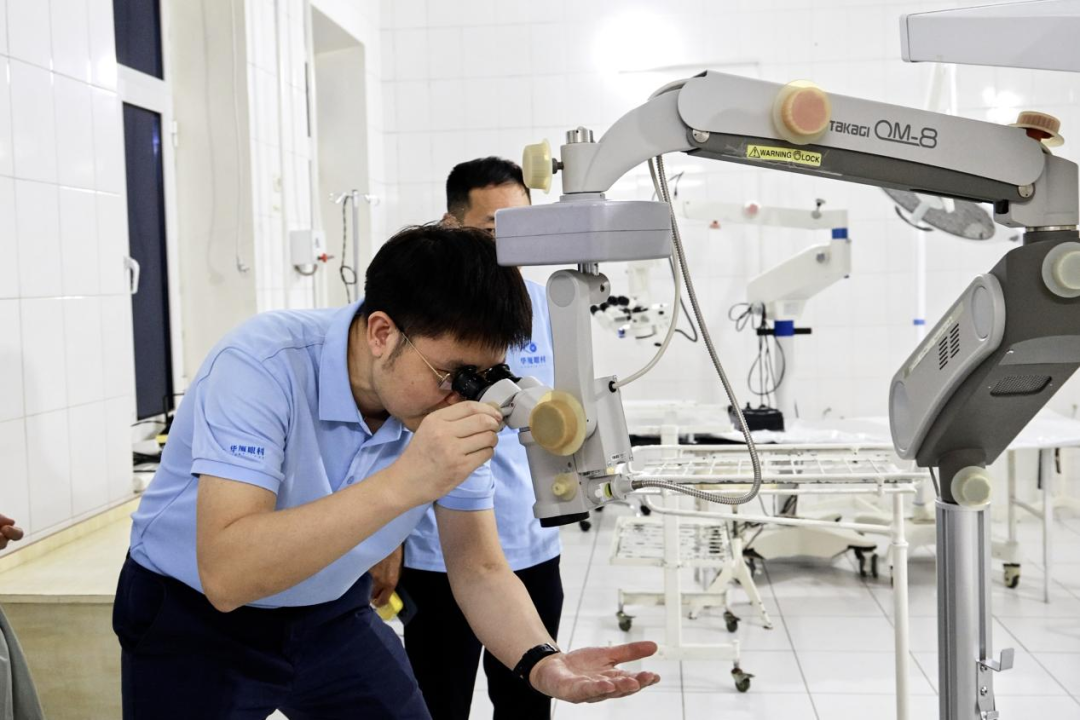 △李海波博士正在调试设备参数