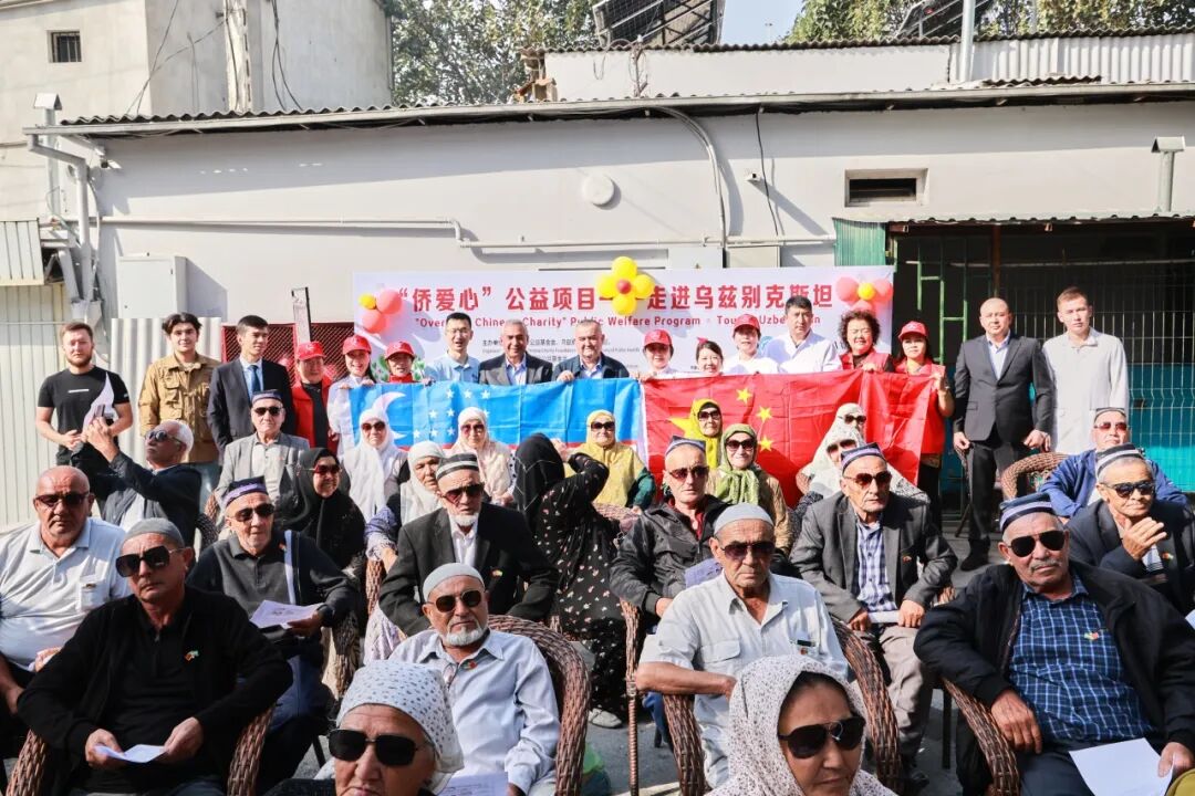 △最后一排中间男士为总统顾问海里丁  左为浩罕市市长乌斯马诺夫