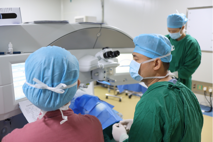 梁院长做近视手术