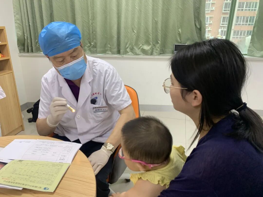 赵堪兴专家给孩子看眼睛