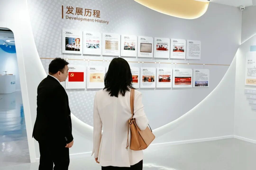 陈瑛女士一行参观了国内领先的眼健康科普馆