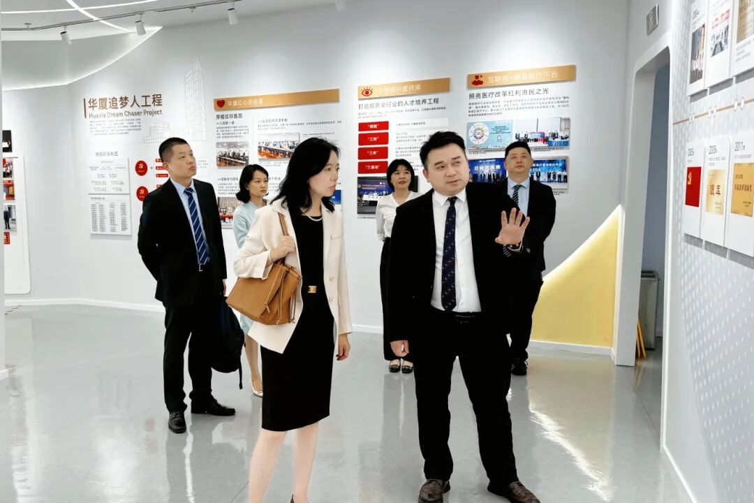 STAAR亚太区总裁陈瑛女士莅临厦门眼科中心，共拓战略合作新篇章