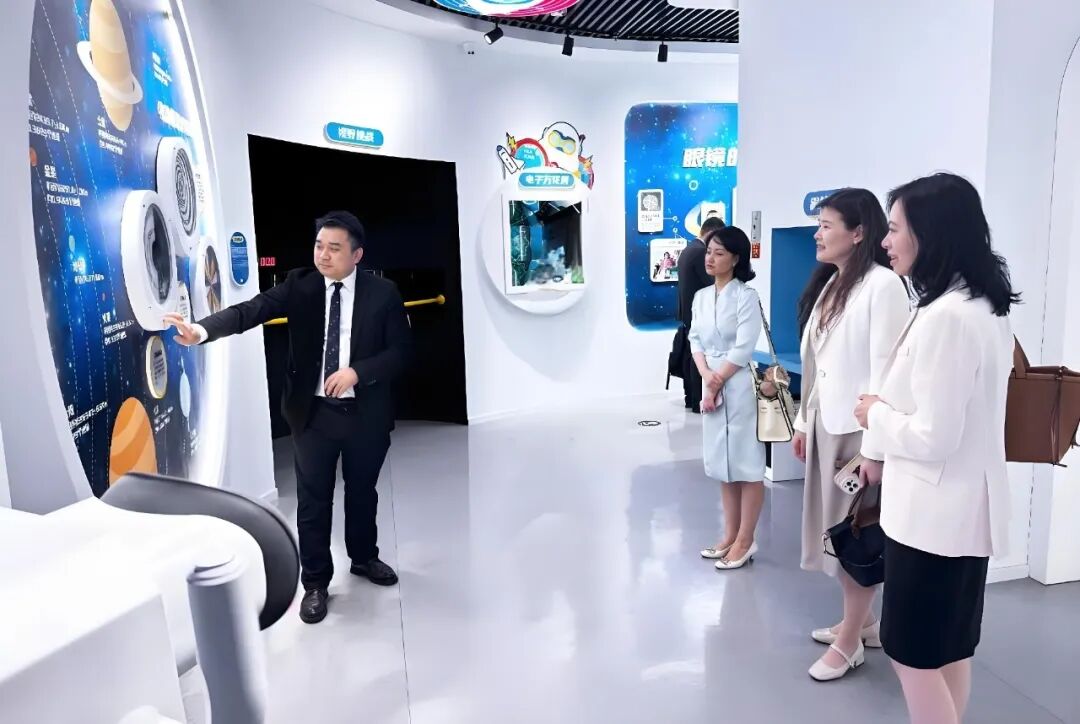 STAAR Surgical团队率先参观了集团本部厦门大学附属厦门眼科中心五缘院区