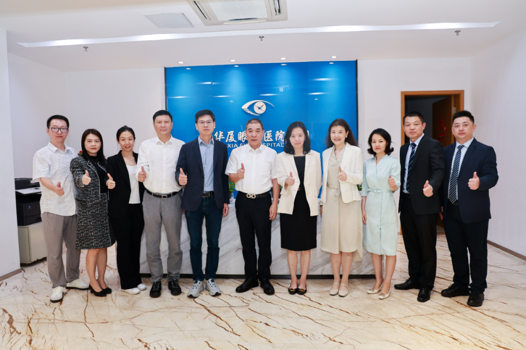 10月22日,STAAR Surgical亚太区高级副总裁兼中国区总经理陈瑛女士一行到访华厦眼科医院集团