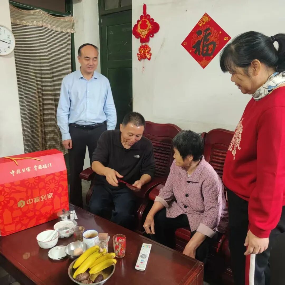 代表促进会送上慰问金与节日祝福