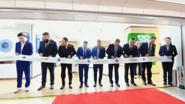 双方代表共同剪彩