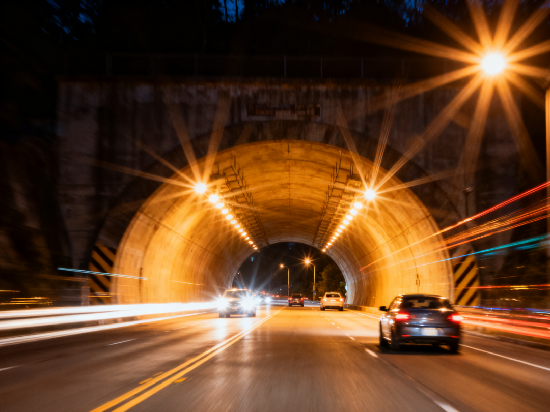 厦门眼科中心|不戴眼镜时，对方的脸上像“打了马赛克”……这5个加重散光的动作别再做了…