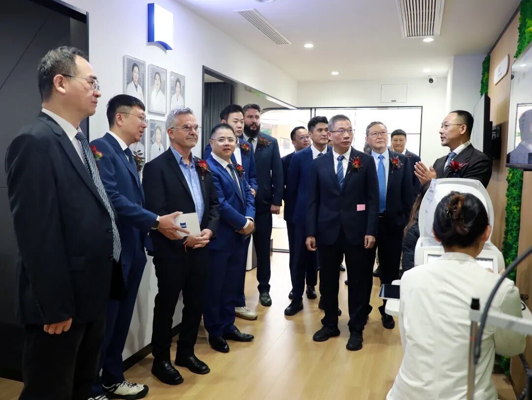 山东华视眼科总经理王望对眼健康管理中心进行全面讲解。