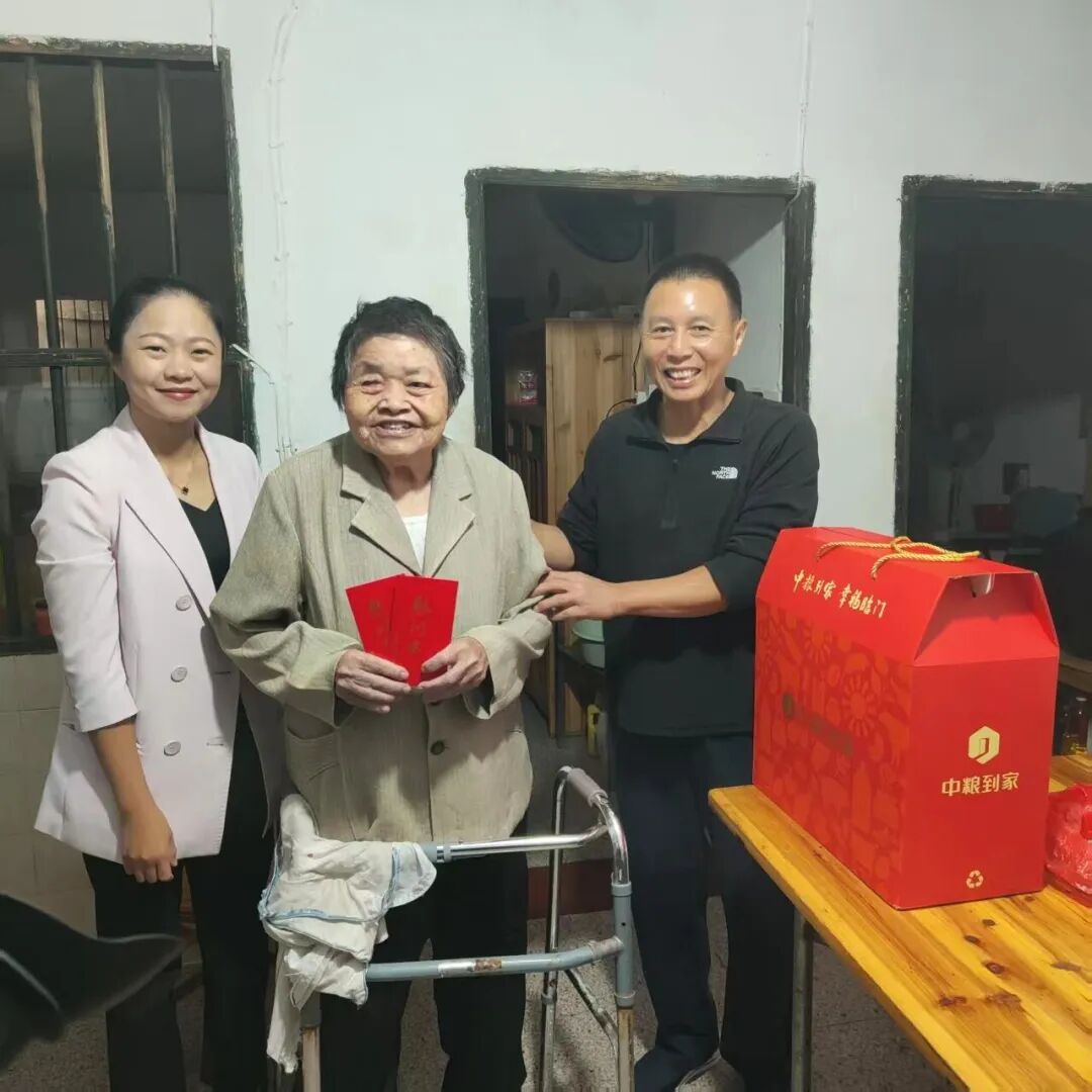 为老人们送上慰问礼包