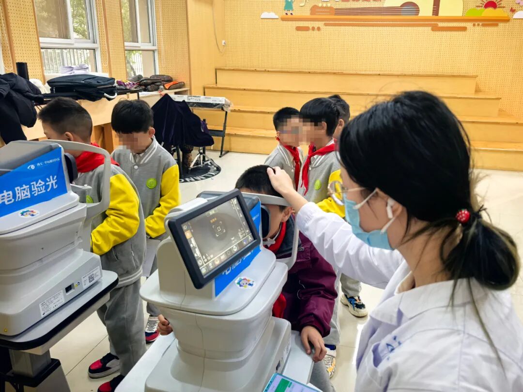 近视防控进校园