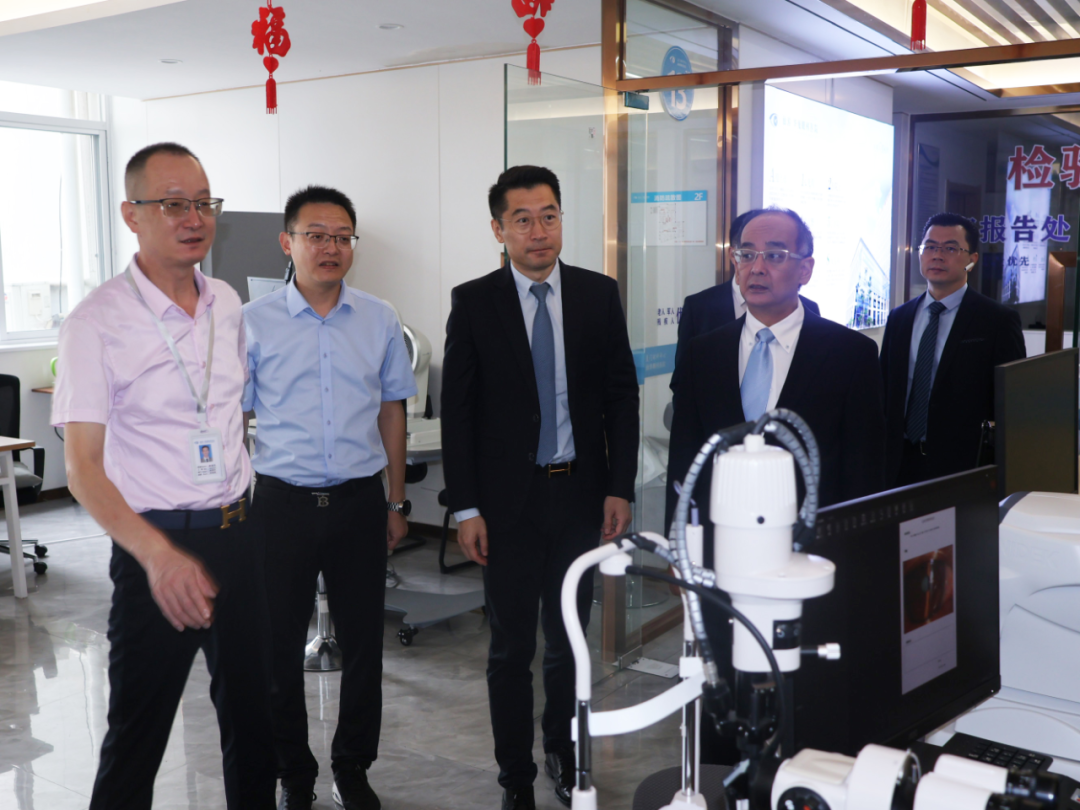 参观尼德克视光展示中心，见证技术实力