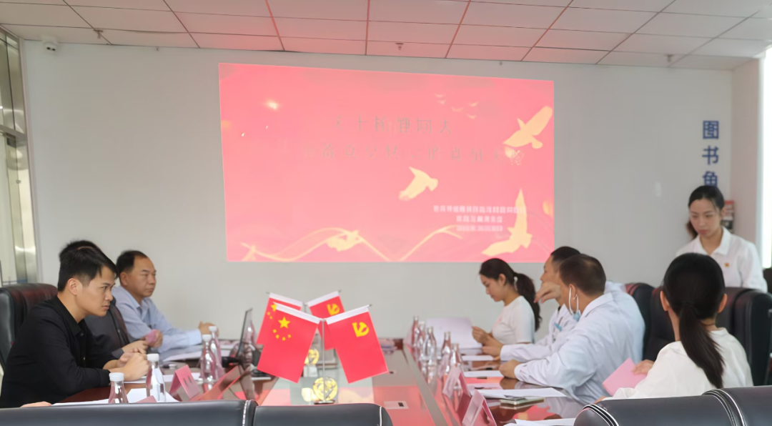 莆田眼科医院党支部书记林志文同志热情洋溢地祝贺杨静同志正式加入中国共产党