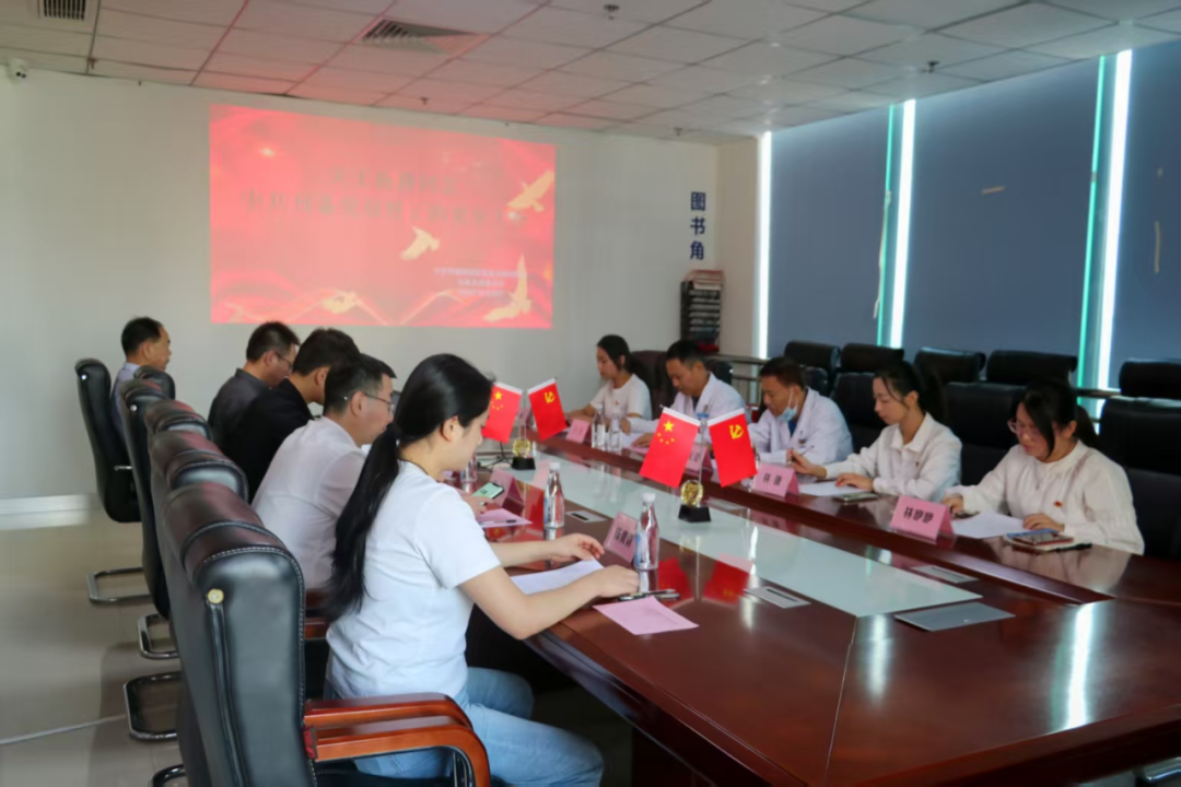 镇海街道党工委组织委员张福飞同志特邀出席,党支部全体党员齐聚一堂,共同见证这一重要时刻