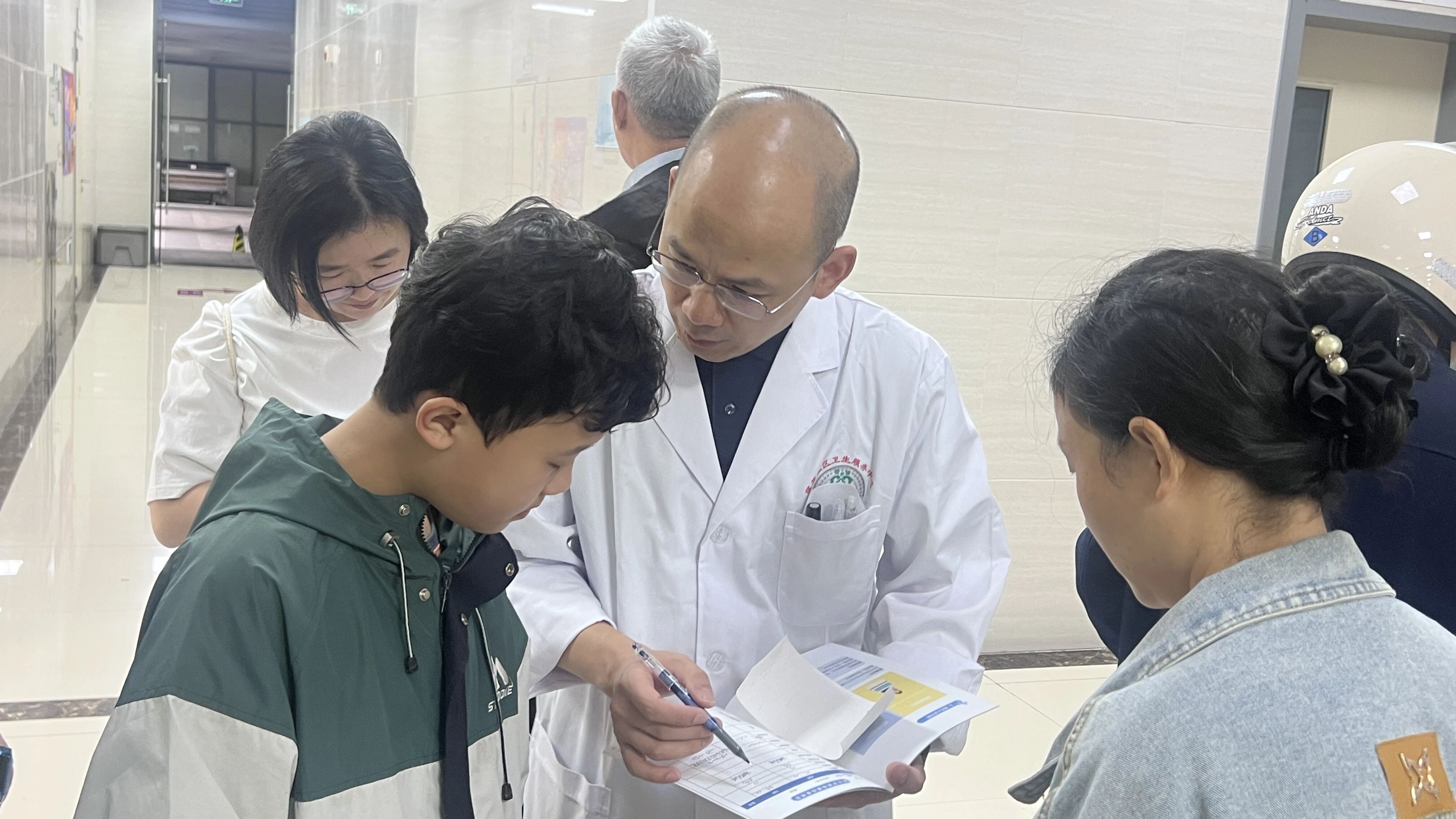 从视力测试到眼底检查,向主任不放过任何细节