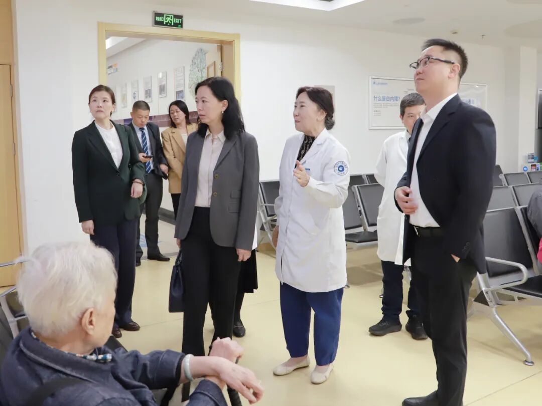 陈瑛总裁一行实地走访了屈光专科门诊、检查室,全面了解医院在ICL手术流程优化、患者服务体验与医疗质量管理方面的实践成果