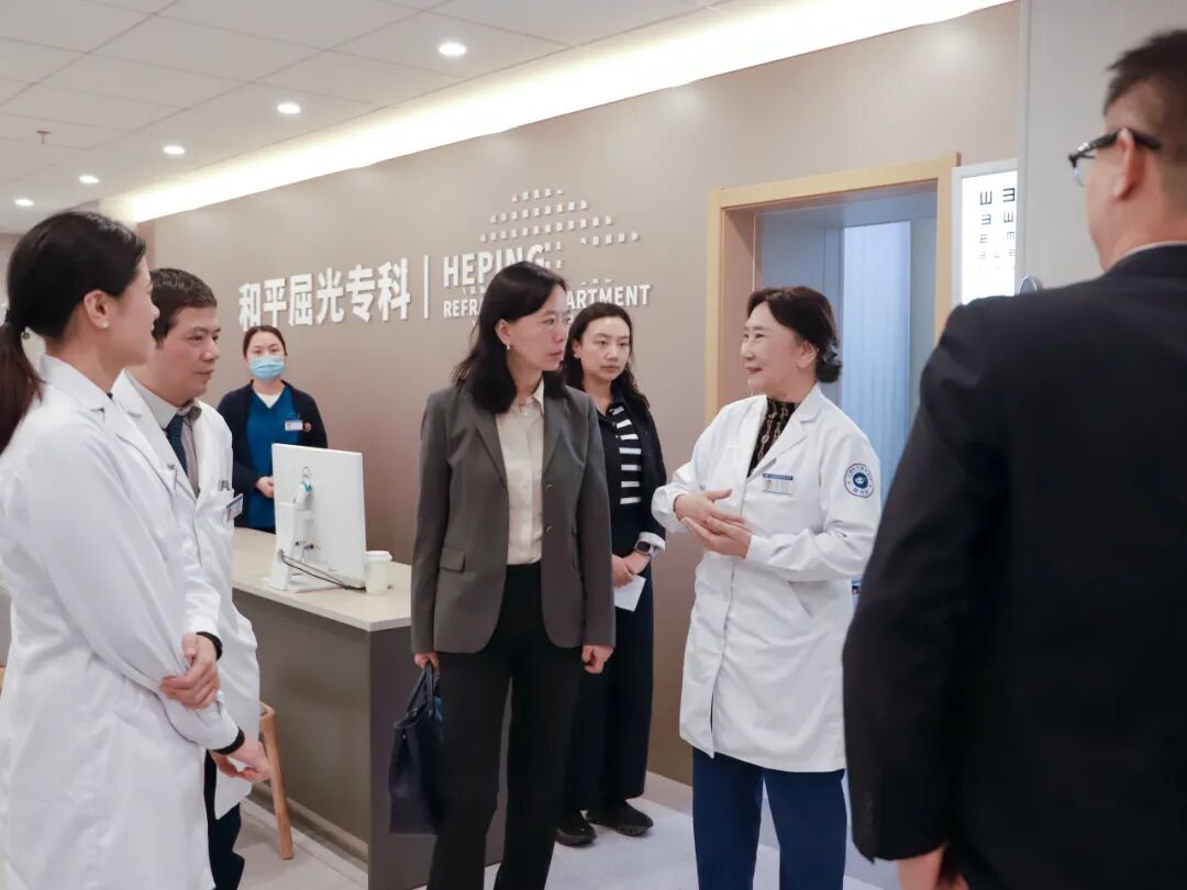 陈瑛总裁一行对医院在EVO ICL项目上的规范化建设、精细化管理和人性化服务表示高度赞赏