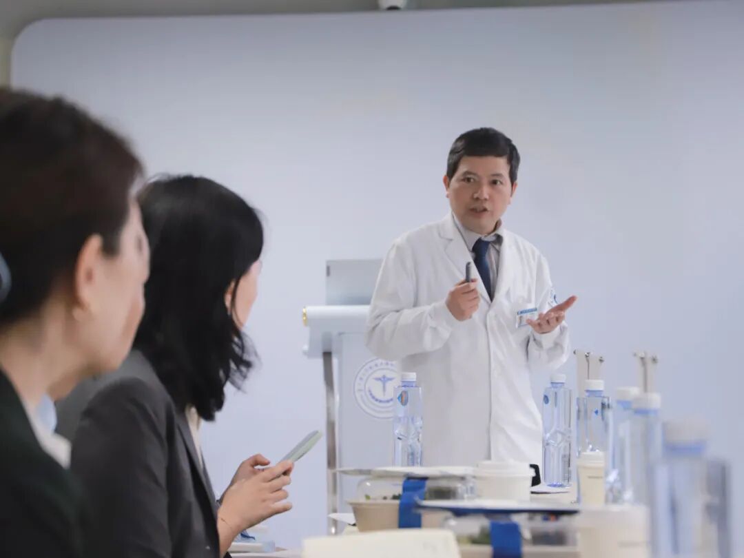 上海大学附属上海和平眼科医院屈光专科主任  欧阳朝祜